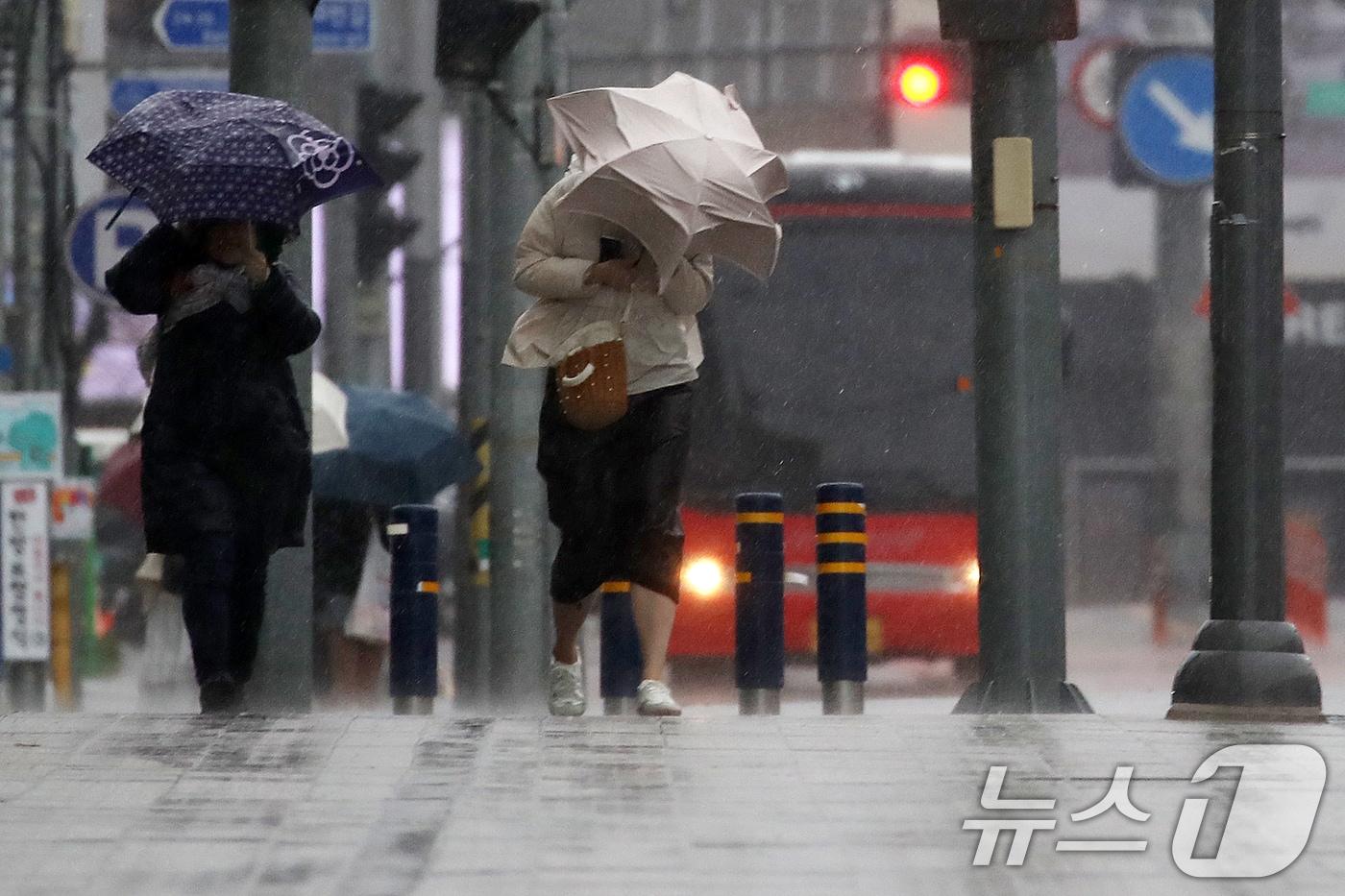 본문 이미지 - 전국적으로 비가 내리는 9일 오후 부산 해운대해수욕장 인근에서 시민들이 강풍에 우산을 부여잡고 힘겹게 발걸음을 옮기고 있다. 2026.4.9 ⓒ 뉴스1 윤일지 기자