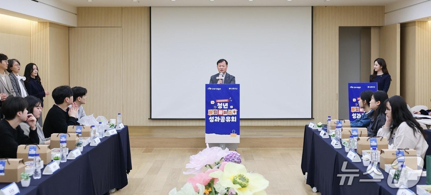 본문 이미지 - 9일 서울 중구 초록우산어린이재단 본부에서 열린 ‘KOWEPO 청년자립플러스+ 사업 성과공유회’에서 인사말을 하고 있는 이정복 서부발전 사장(서부발전 제공. 재판매 및 DB금지)2026.4.9/뉴스1