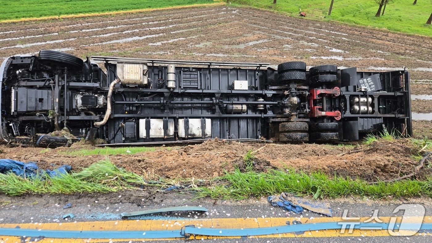 본문 이미지 - 9일 오후 광주 서구 한 도로에서 미끄러지며 전도된 8톤 트럭의 모습.(사진=광주 서부소방서 제공. 재판매 및 DB 금지) 2026.4.9
