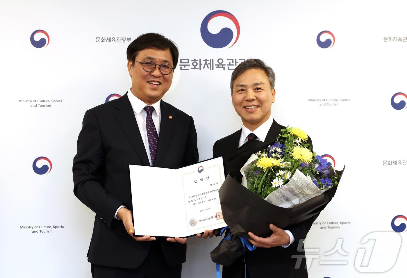 본문 이미지 - 최휘영 문화체육관광부 장관이 9일 서울 종로구 국립현대미술관 서울관에서 김승수 신임 한국출판문화산업진흥원 원장에게 임명장을 수여하고 있다. (문화체육관광부 제공. 재판매 및 DB 금지) 2026.4.9 ⓒ 뉴스1