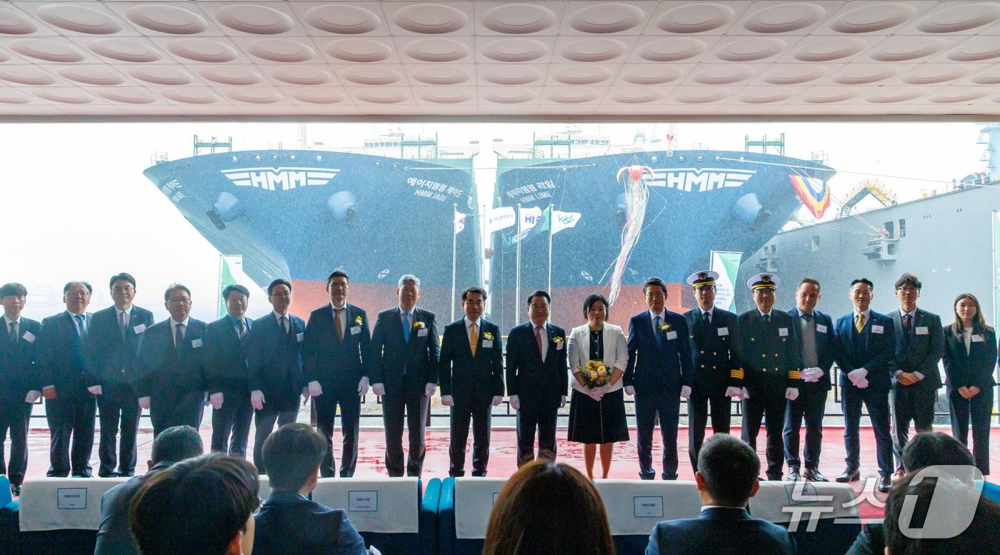 본문 이미지 - 9일 전남 영암군 HD현대삼호에서 열린 HMM 메탄올 이중 연료 추진선 '라임호' 명명식 모습 (해진공 제공. 재판매 및 DB금지)