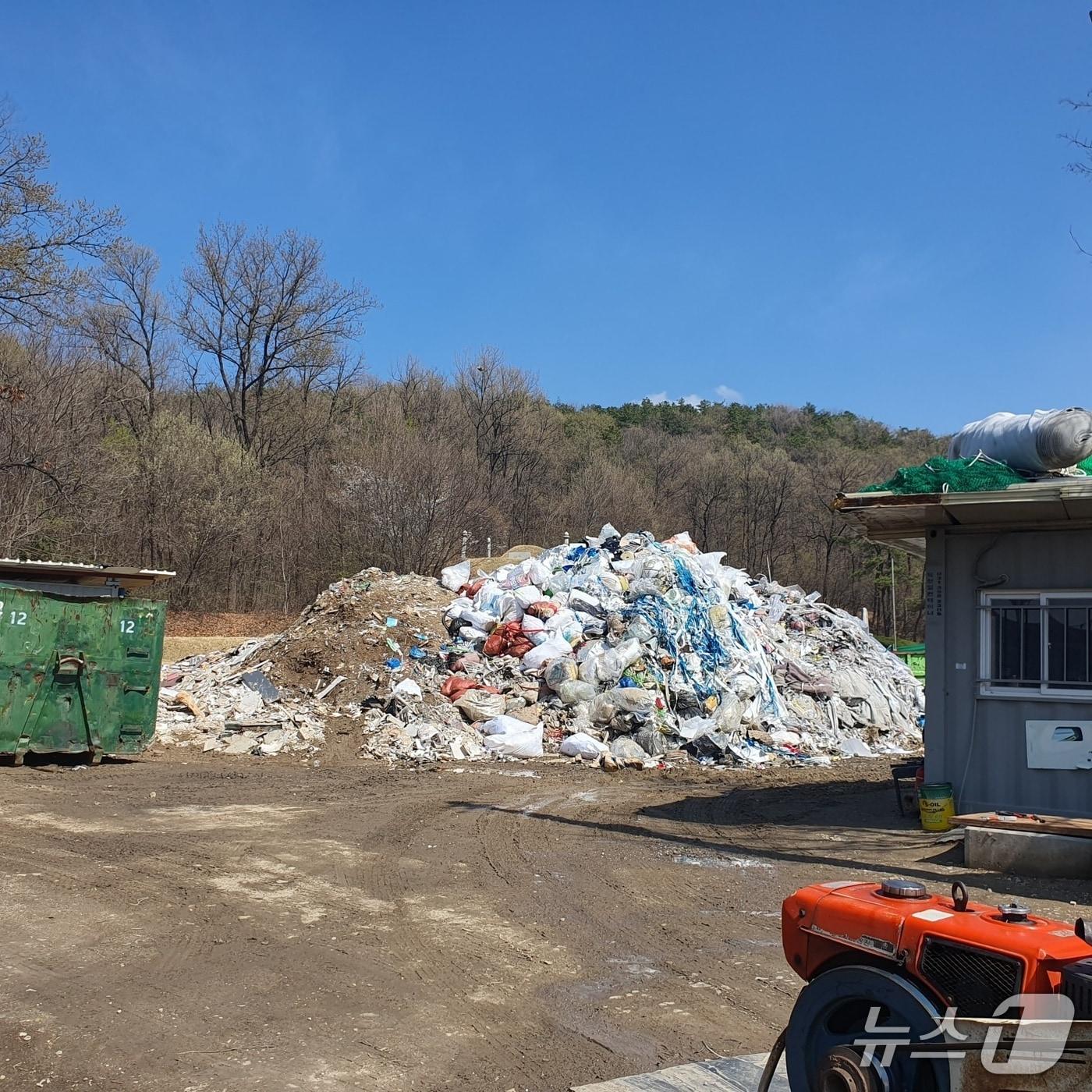 본문 이미지 - 불법 폐기물 방치 현장.(시흥시 제공)