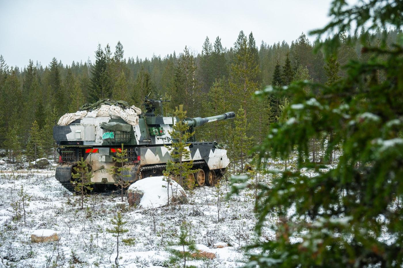 본문 이미지 - 핀란드 육군이 운용하는 자주포인 K9 무카리(Moukari)가 2024년 11월 핀란드 로바니에미의 라바야르비 훈련장에서 NATO의 대규모 포병 훈련인 다이나믹 프론트25 훈련 중 사격을 준비하고 있다. (출처: 미국 국방부)