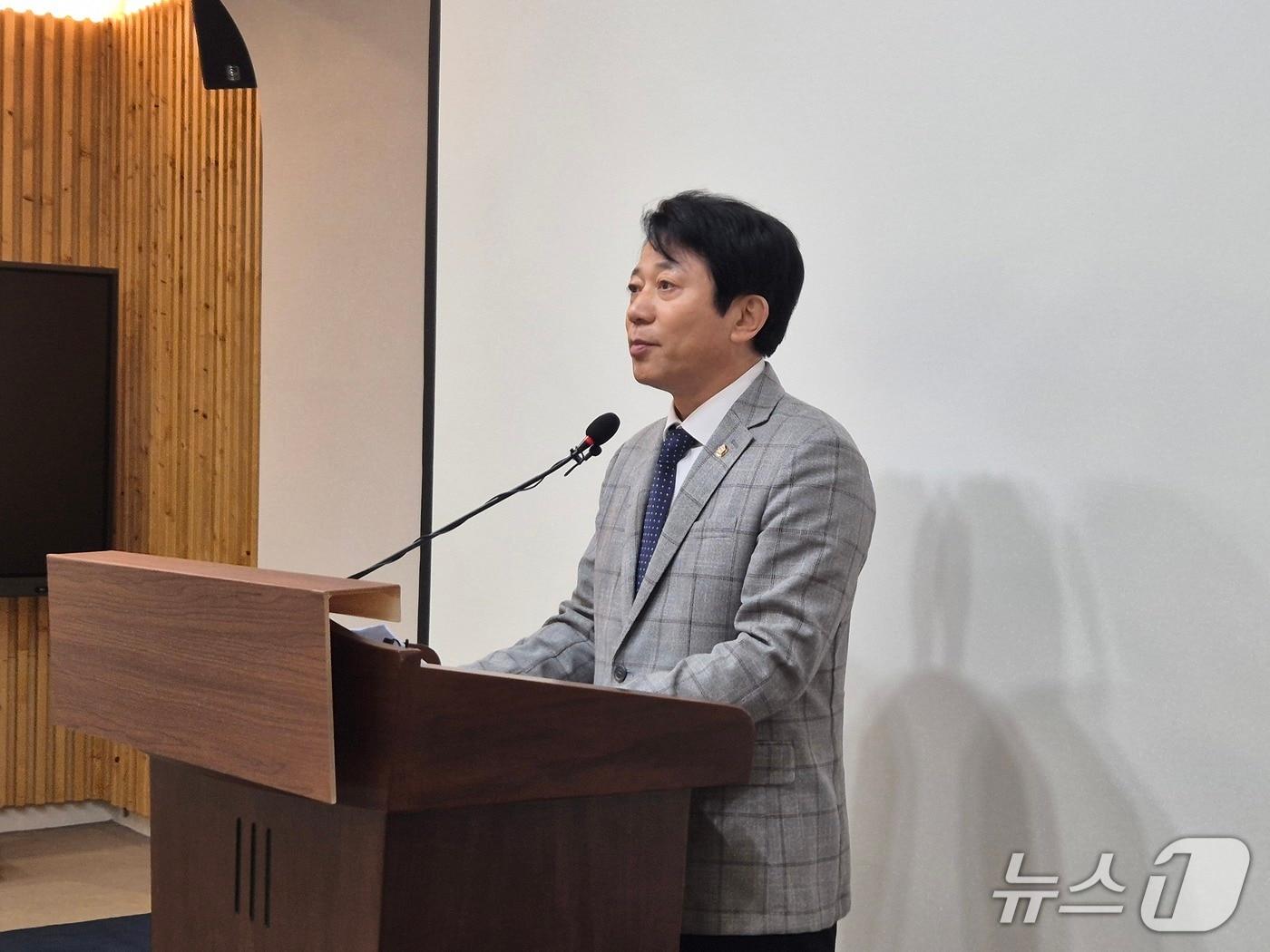 본문 이미지 - 이강일 의원이 9일 충북도청 브리핑룸에서 기자회견을 열고 있다.