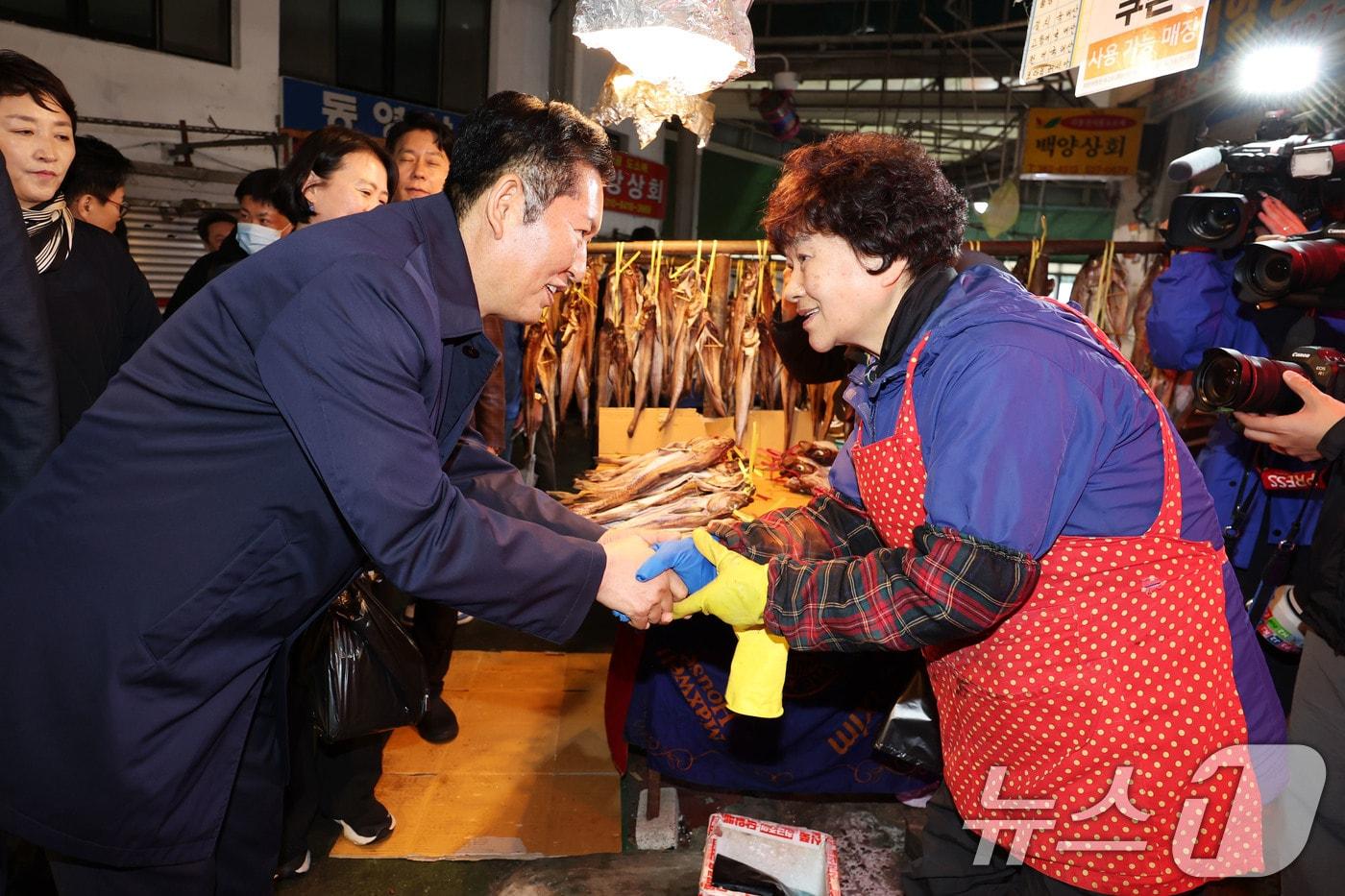 본문 이미지 - 정청래 더불어민주당 대표가 9일 광주 서구 양동시장을 찾아 시민과 인사하고 있다. 2026.4.9 ⓒ 뉴스1 이승현 기자
