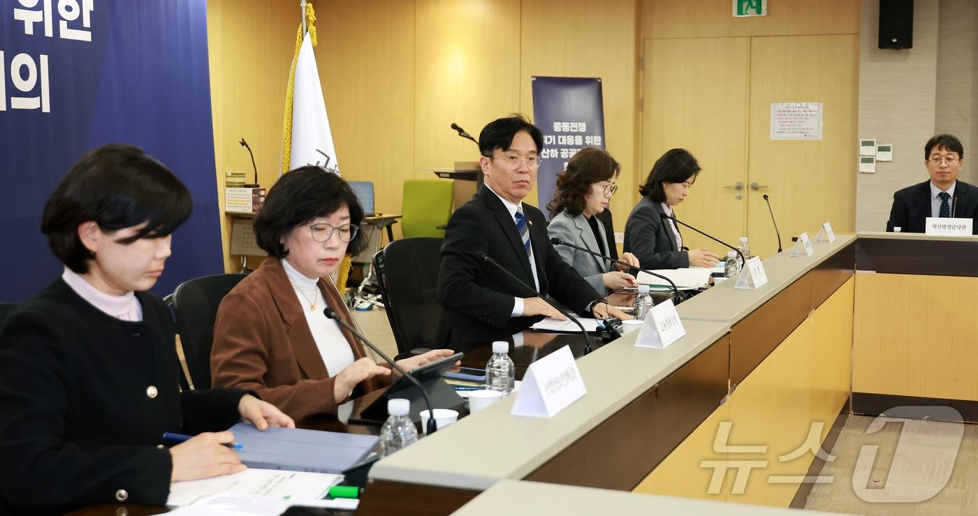 본문 이미지 - 김영훈 고용노동부 장관이 지난 9일 오후 서울지방고용노동청에서 열린 산하기관장 회의에 참석하고 있다. (고용노동부 제공. 재판매 및 DB 금지) 2026.4.9 ⓒ 뉴스1