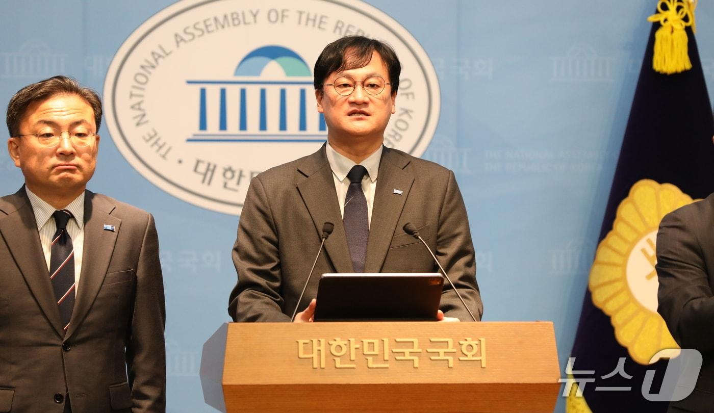 본문 이미지 - 황명필 조국혁신당 울산시당위원장이 9일 서울 국회 소통관에서 울산시장 출마 기자회견을 하고 있다. (조국혁신당 울산시당 제공. 재판매 및 DB 금지) /뉴스1