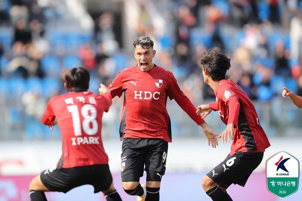 본문 이미지 - 5승1무로 K리그2 선두를 질주하고 있는 부산 아이파크 (한국프로축구연맹 제공)