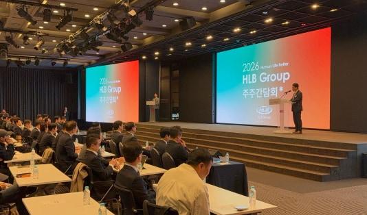 본문 이미지 - 9일 서울 여의도 중소기업중앙회 KBIZ홀에서 열린 '2026 HLB 통합 주주 간담회'에서 진양곤 HLB그룹 의장과 10개 상장사 대표들이 주주질의에 답변하고 있다. (HLB그룹 제공) 