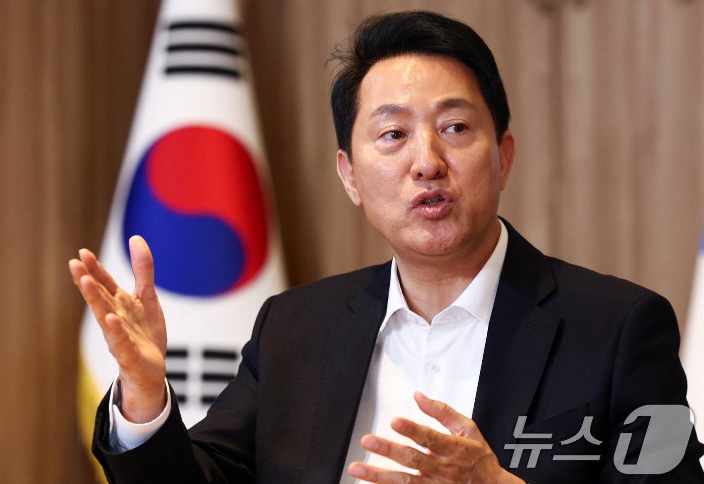 본문 이미지 - 오세훈 서울시장이 9일 오후 서울 중구 서울시청에서 뉴스1과 인터뷰하고 있다. ⓒ 뉴스1 최지환 기자