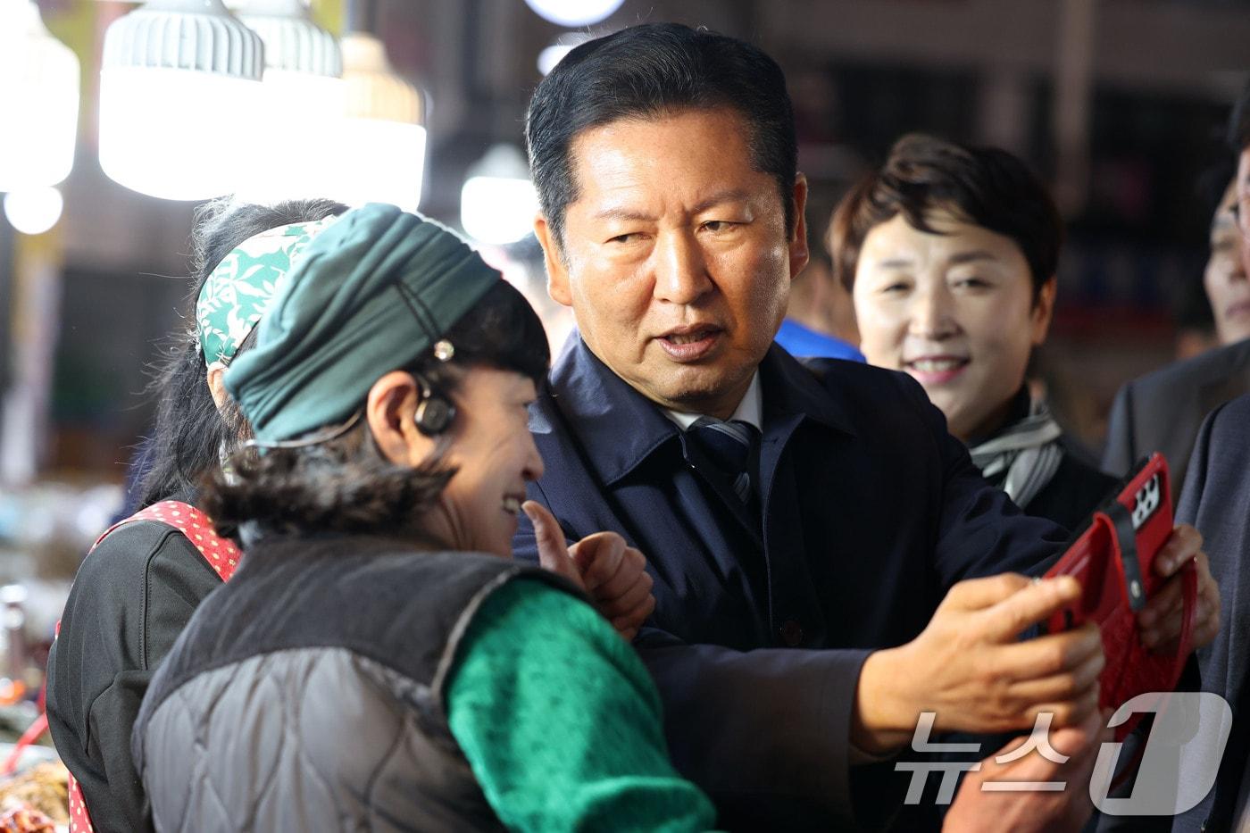 본문 이미지 - 정청래 더불어민주당 대표가 9일 광주 서구 양동시장에서 상인과 셀카를 찍고 있다. 2026.4.9 ⓒ 뉴스1 이승현 기자