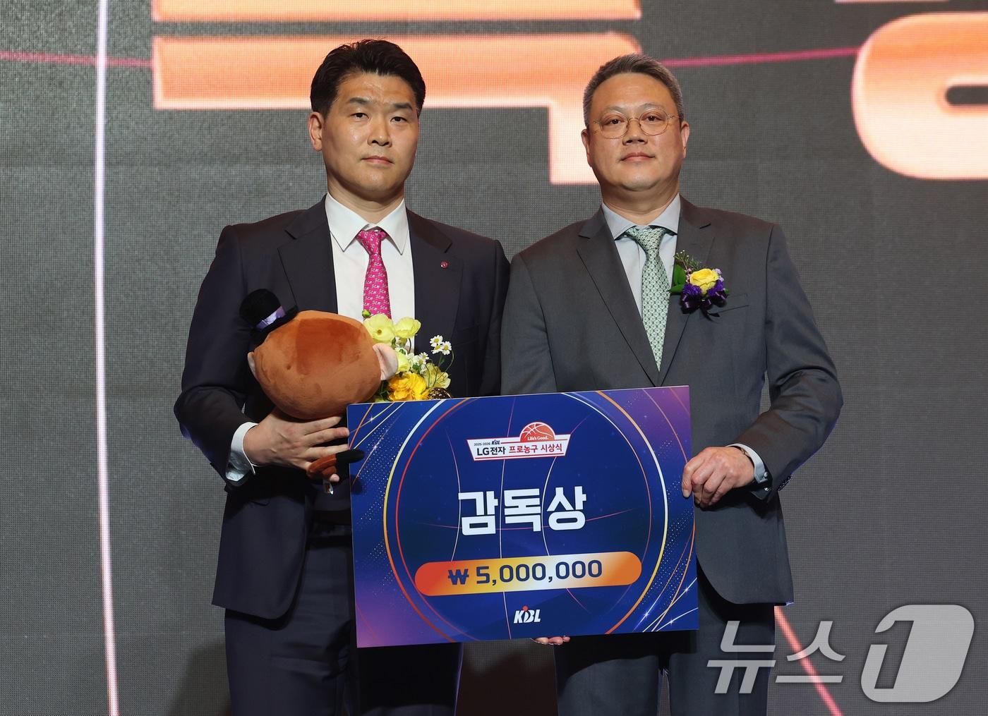 본문 이미지 - 9일 오후 서울 강남구 그랜드 인터컨티넨탈 서울 파르나스 그랜드볼룸에서 열린 2025-2026 LG전자 프로농구 시상식에서 감독상을 수상한 조상현 감독(창원 LG)이 기념촬영을 하고 있다. 2026.4.9 ⓒ 뉴스1 오대일 기자