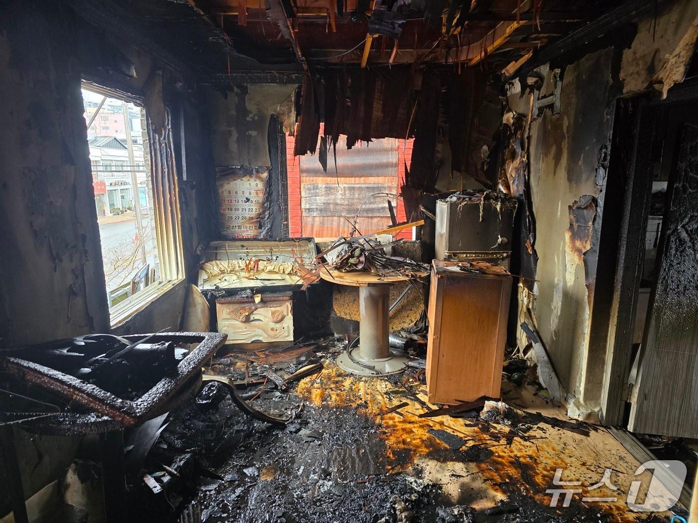 본문 이미지 - 9일 오전 11시께 전북 군산시 문화동의 한 상가 건물 2층에서 불이 났다.(전북소방본부 제공. 재판매 및 DB금지)