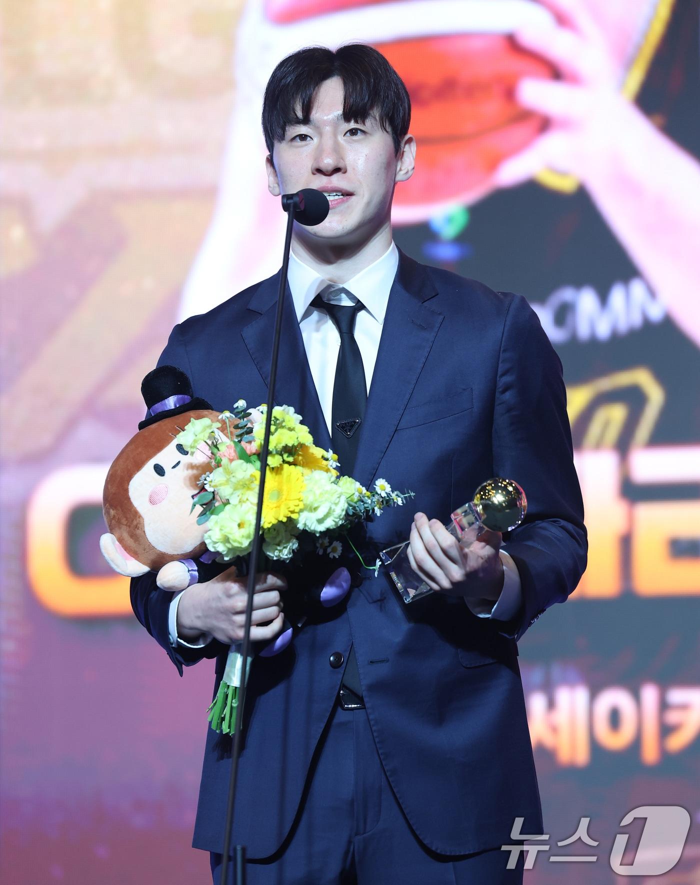 본문 이미지 - 9일 오후 서울 강남구 그랜드 인터컨티넨탈 서울 파르나스 그랜드볼룸에서 열린 2025-2026 LG전자 프로농구 시상식에서 BEST 5에 선정된 이정현(고양 노소)이 소감을 밝히고 있다. 2026.4.9 ⓒ 뉴스1 오대일 기자