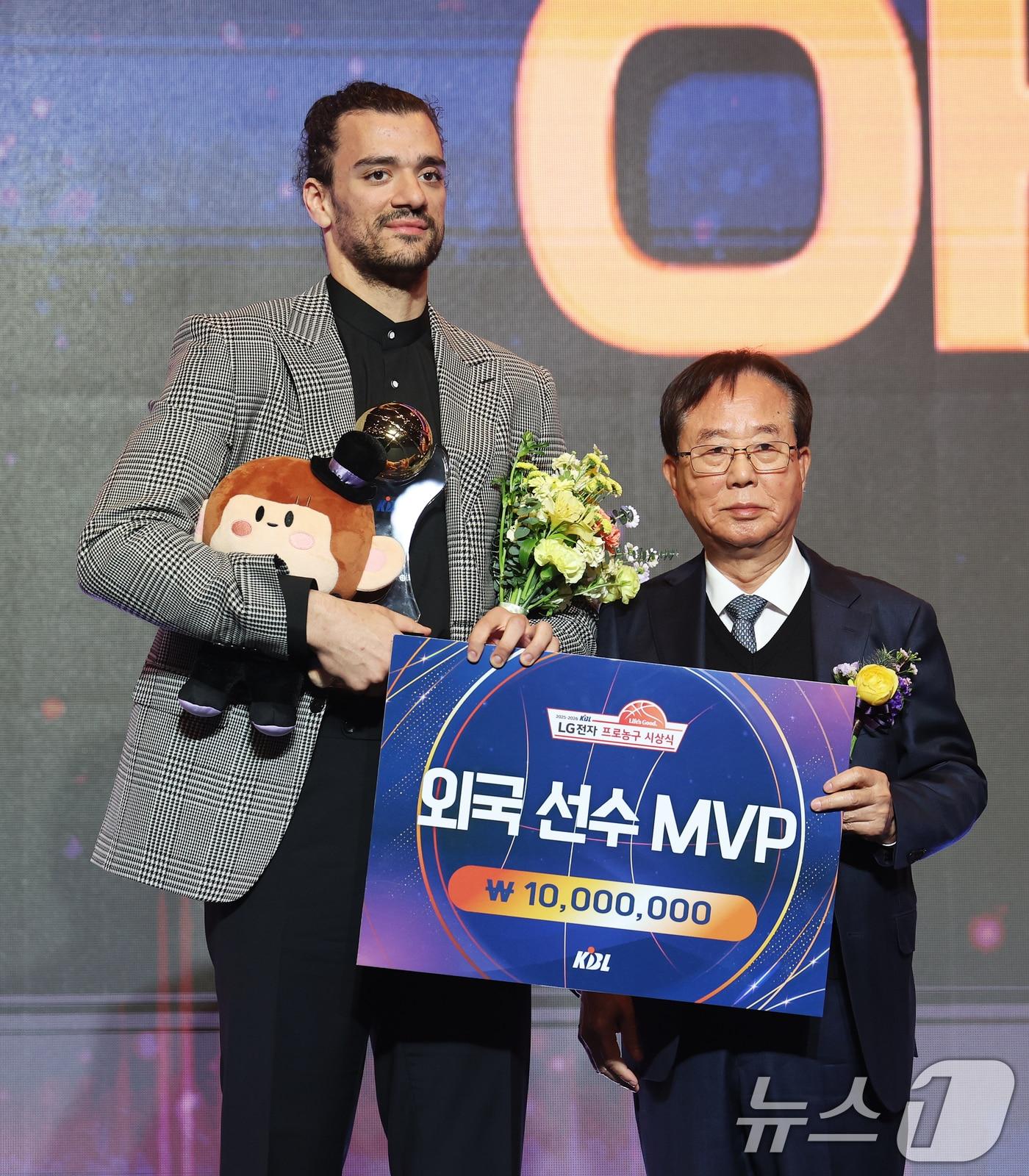 본문 이미지 - 9일 오후 서울 강남구 그랜드 인터컨티넨탈 서울 파르나스 그랜드볼룸에서 열린 2025-2026 LG전자 프로농구 시상식에서 외국선수 MVP에 선정된 아셈 마레이(창원 LG)가 이수광 KBL 총재와 기념촬영을 하고 있다. 2026.4.9 ⓒ 뉴스1 오대일 기자
