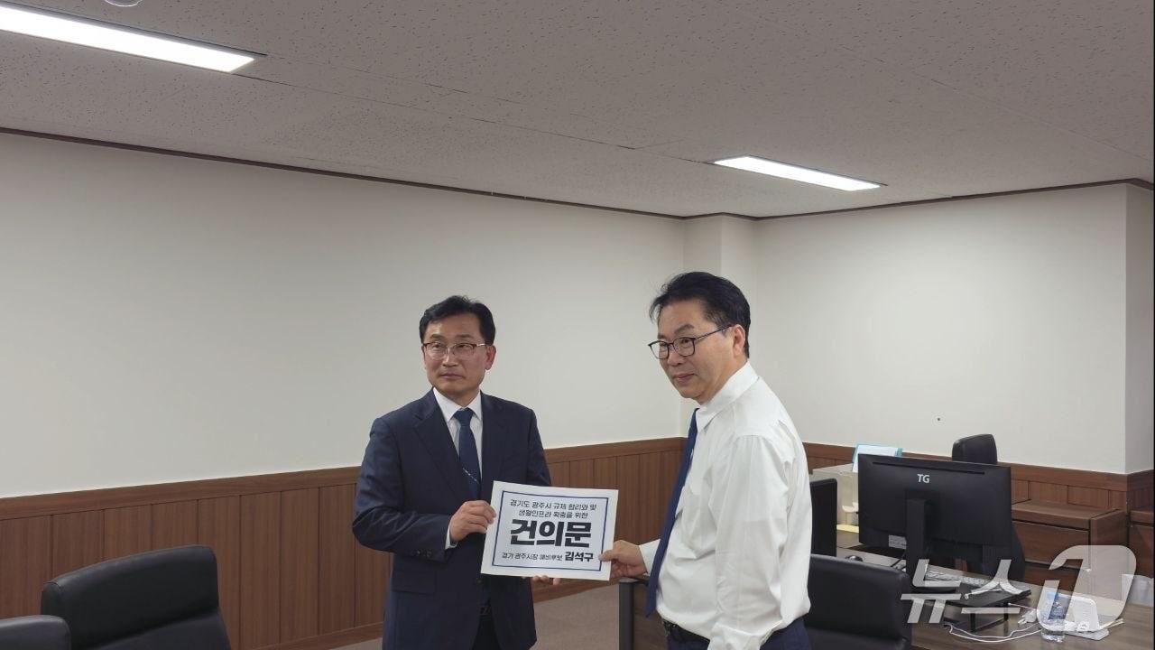 본문 이미지 - 김석구 광주시장 예비후보(왼쪽)가 9일 이한주 대통령 정책특별보좌관에게 정책건의서를 전달하고 있다.(예비후보 제공)