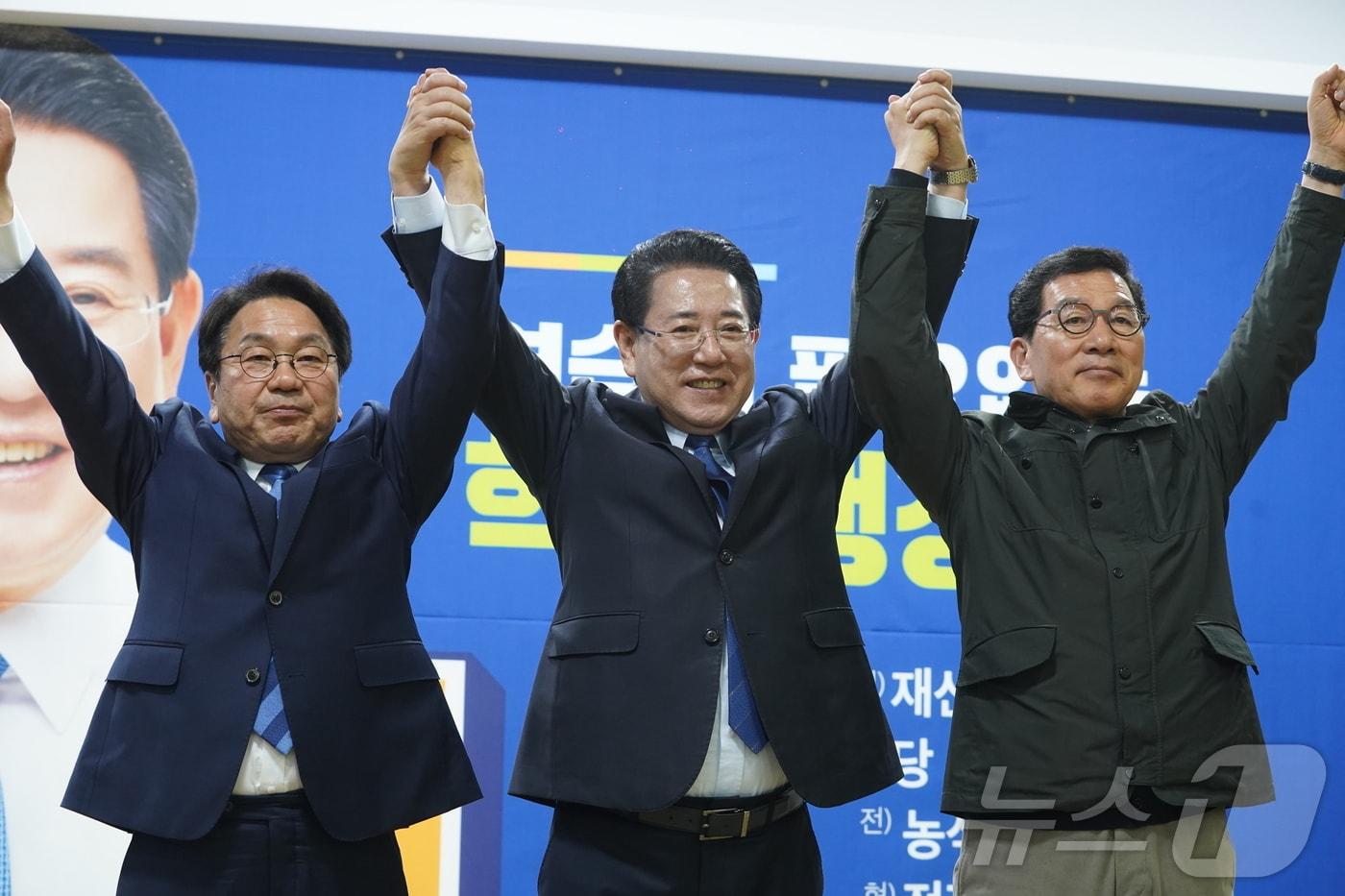 본문 이미지 - 김영록 더불어민주당 전남광주통합특별시장 경선 후보가 9일 선거캠프를 방문한 신정훈 국회의원과 강기정 광주시장의 손을 들어올리고 있다.(캠프 제공. 재배포 및 DB 금지)