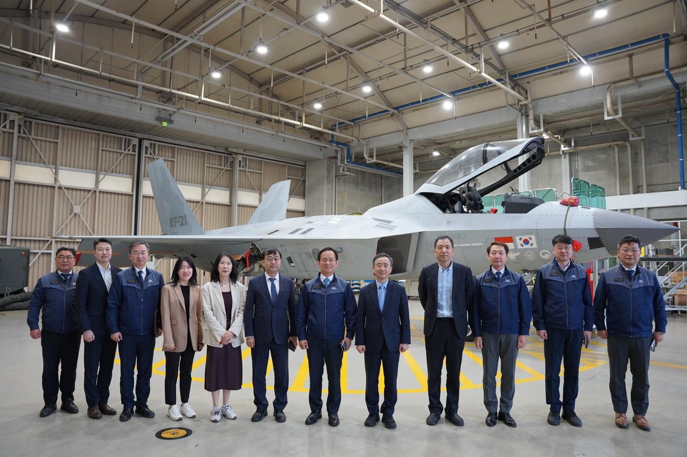 본문 이미지 - 임문영 국가AI전략위원회 부위원장과 KAI 임원진들이 'KF-21' 앞에서 기념 촬영을 하고 있다. (국가AI전략위 제공)