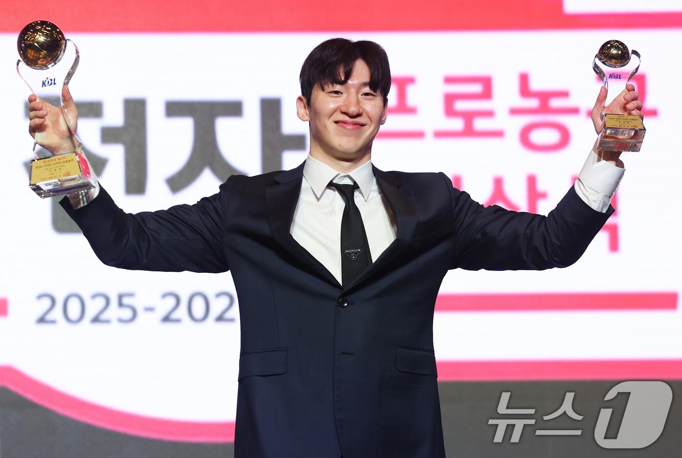 본문 이미지 - 9일 오후 서울 강남구 그랜드 인터컨티넨탈 서울 파르나스 그랜드볼룸에서 열린 2025-2026 LG전자 프로농구 시상식에서 국내선수 MVP와 BEST 5에 선정된 이정현(고양 소노)이 트로피 두 개를 들고 포즈를 취하고 있다. 2026.4.9 ⓒ 뉴스1 오대일 기자