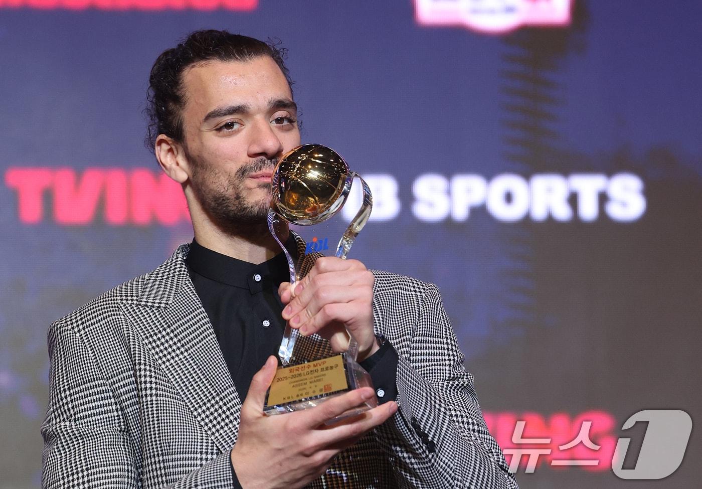 본문 이미지 - 9일 오후 서울 강남구 그랜드 인터컨티넨탈 서울 파르나스 그랜드볼룸에서 열린 2025-2026 LG전자 프로농구 시상식에서 외국선수 MVP에 선정된 아셈 마레이(창원 LG)가 트로피에 키스하고 있다. 2026.4.9 ⓒ 뉴스1 오대일 기자