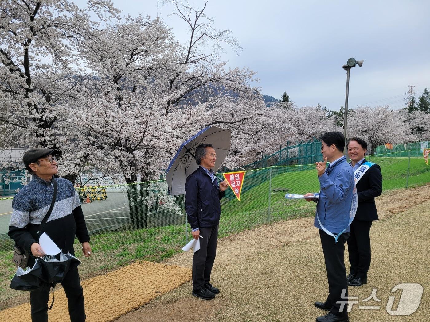 본문 이미지 - '에너지 위기 극복' 거리 캠페인.(한국수력원자력 한강수력본부 제공. 재판매 및 DB금지)/뉴스1