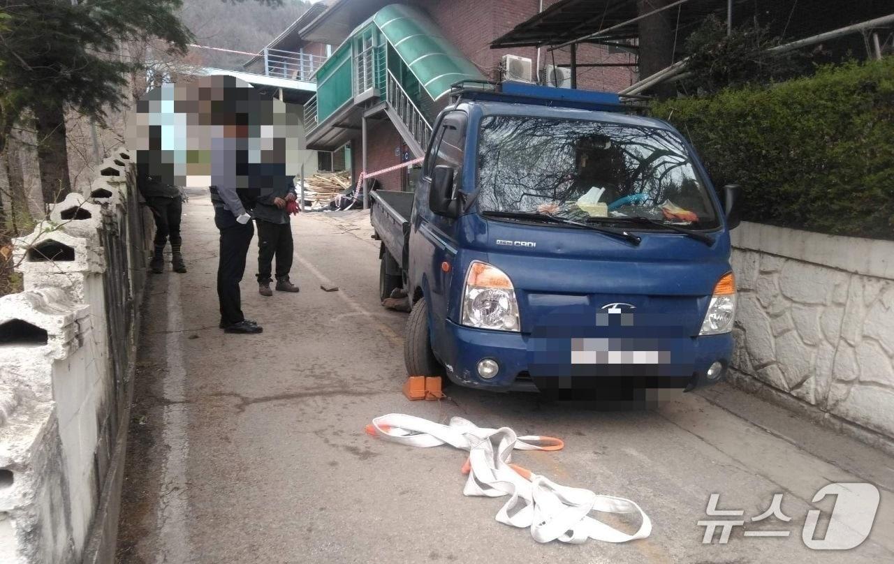 본문 이미지 - 9일 오전 가평군의 철거작업 현장에서 1톤 트럭이 미끄러지면서 작업자 1명이 크게 부상을 당했다. (사진 경기도북부소방재난본부) /뉴스1