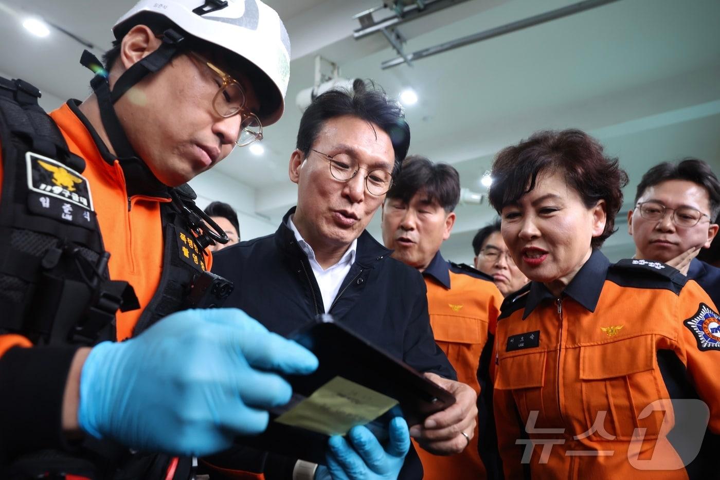 본문 이미지 - 김민석 국무총리가  지난 9일 전북 덕진소방서를 방문, 응급환자 이송 체계 상황을 점검하고 있다. (국무총리실 제공. 재판매 및 DB금지) 2026.4.9 ⓒ 뉴스1