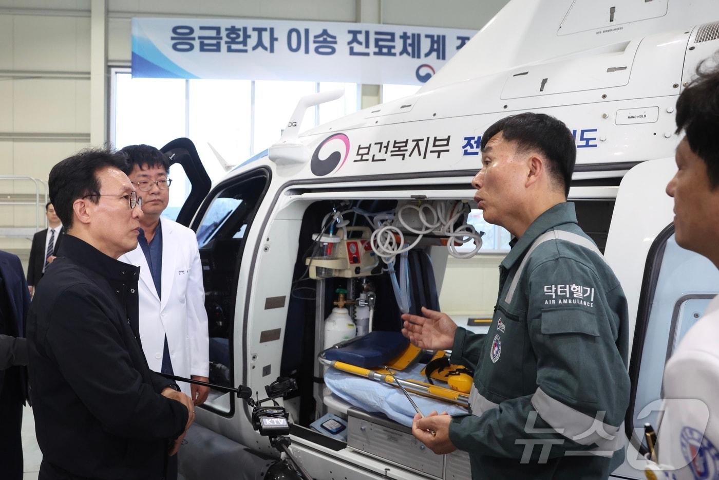 본문 이미지 - 김민석 국무총리가 9일 전북 원광대병원을 방문해 응급환자 이송 체계 상황을 점검하고 있다. (국무총리실 제공. 재판매 및 DB금지) 2026.4.9 ⓒ 뉴스1