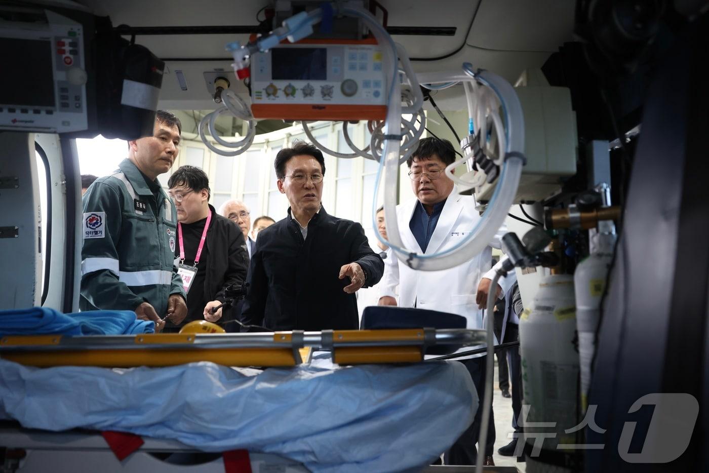 본문 이미지 - 김민석 국무총리가 9일 전북 원광대병원을 방문해 응급환자 이송 체계 상황을 점검하고 있다. (국무총리실 제공. 재판매 및 DB금지) 2026.4.9 ⓒ 뉴스1