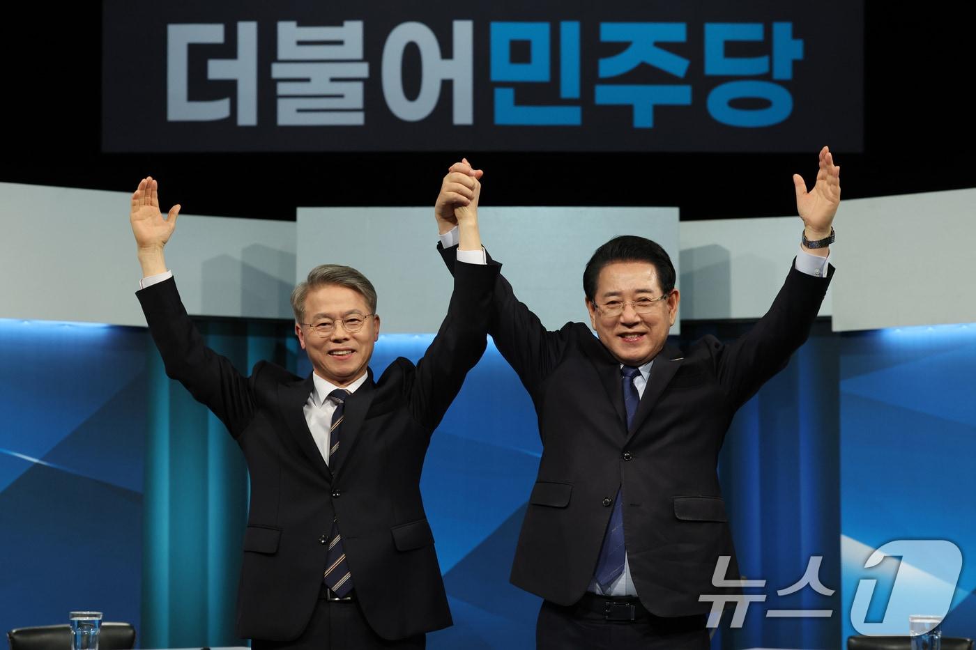 본문 이미지 - 더불어민주당 전남광주통합특별시장 경선후보인 민형배, 김영록 후보가 9일 오후 광주 MBC 공개홀에서 열린 토론회를 앞두고 두 손 맞잡고 건전한 토론을 다짐하고 있다. 2026.4.9 ⓒ 뉴스1 김태성 기자