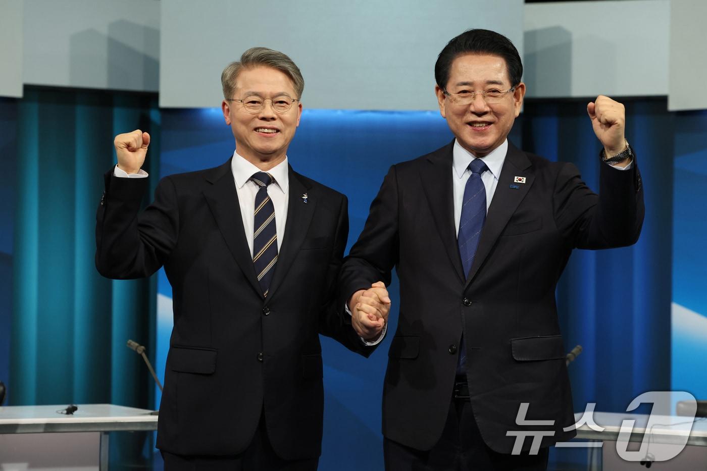 본문 이미지 - 더불어민주당 전남광주통합특별시장 경선후보인 민형배, 김영록 후보가 9일 오후 광주 MBC 공개홀에서 열린 토론회를 앞두고 두 손 맞잡고 건전한 토론을 다짐하고 있다. 2026.4.9 ⓒ 뉴스1 김태성 기자