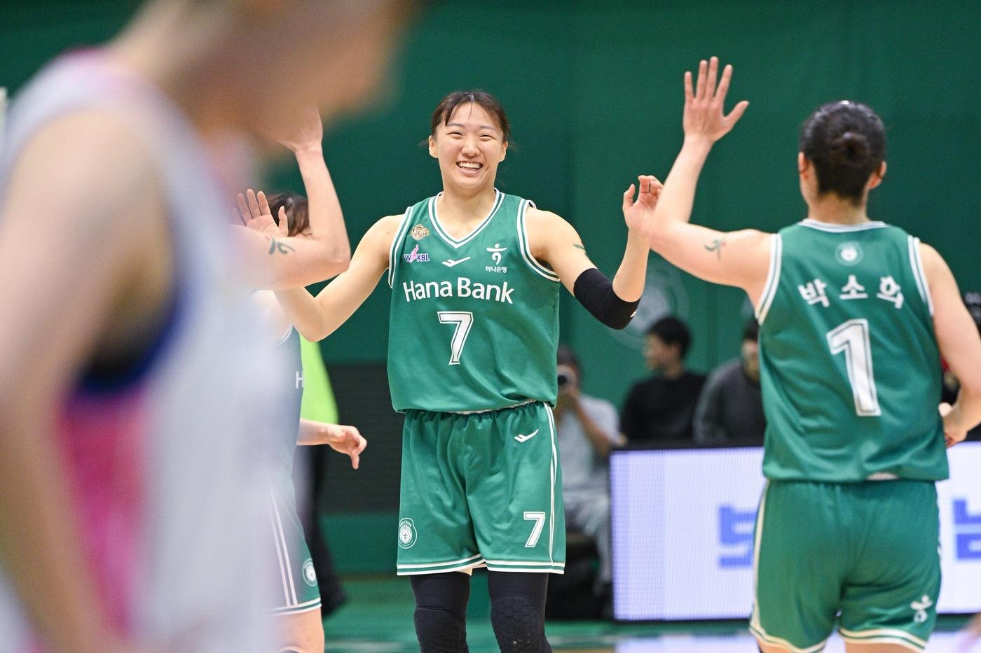 본문 이미지 - 부천 하나은행이 9일 열린 BNK금융 2025-26 여자프로농구 플레이오프 1차전에서 용인 삼성생명을 제압했다. (WKBL 제공)