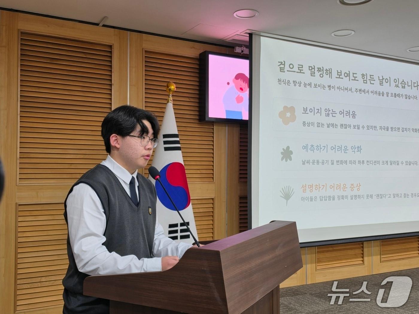 본문 이미지 - 천식을 앓았던 조채훈 군이 9일 서울 영등포구 국회의원회관에서 열린 '기후위기 시대의 천식 아동 건강권 보장을 위한 국회토론회'에서 천식 아동의 건강 사례에 대해 발표하고 있다. ⓒ 뉴스1