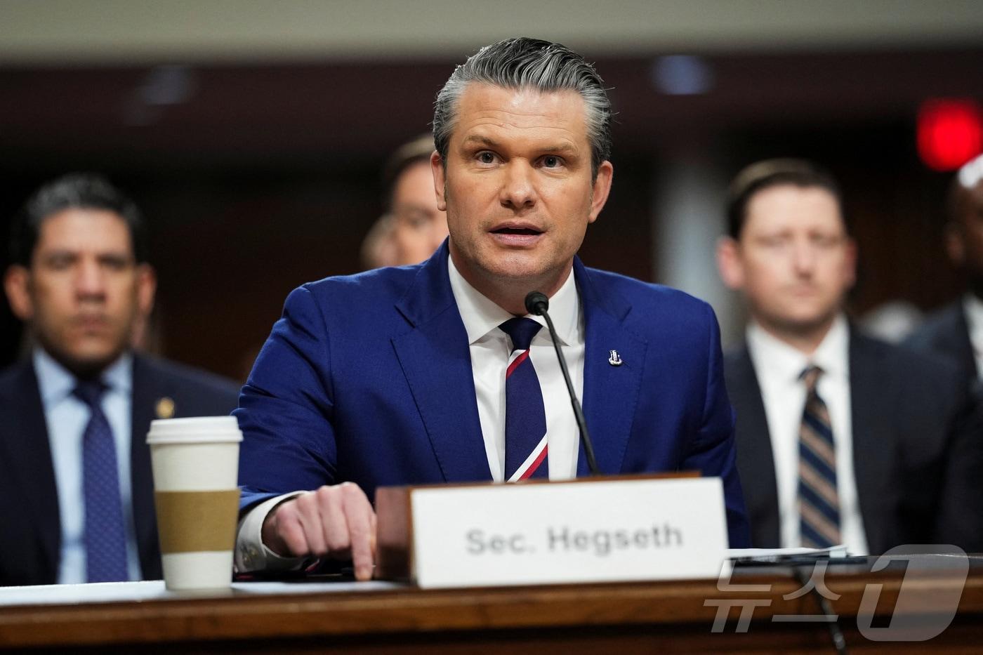 본문 이미지 - 피트 헤그세그 미국 국방장관이 30일(현지시간) 워싱턴DC 연방 의회 의사당에서 열린 상원 군사위원회의 회계연도(FY) 2027 국방예산 청문회에서 발언하고 있다. 2026.04.30. ⓒ 로이터=뉴스1