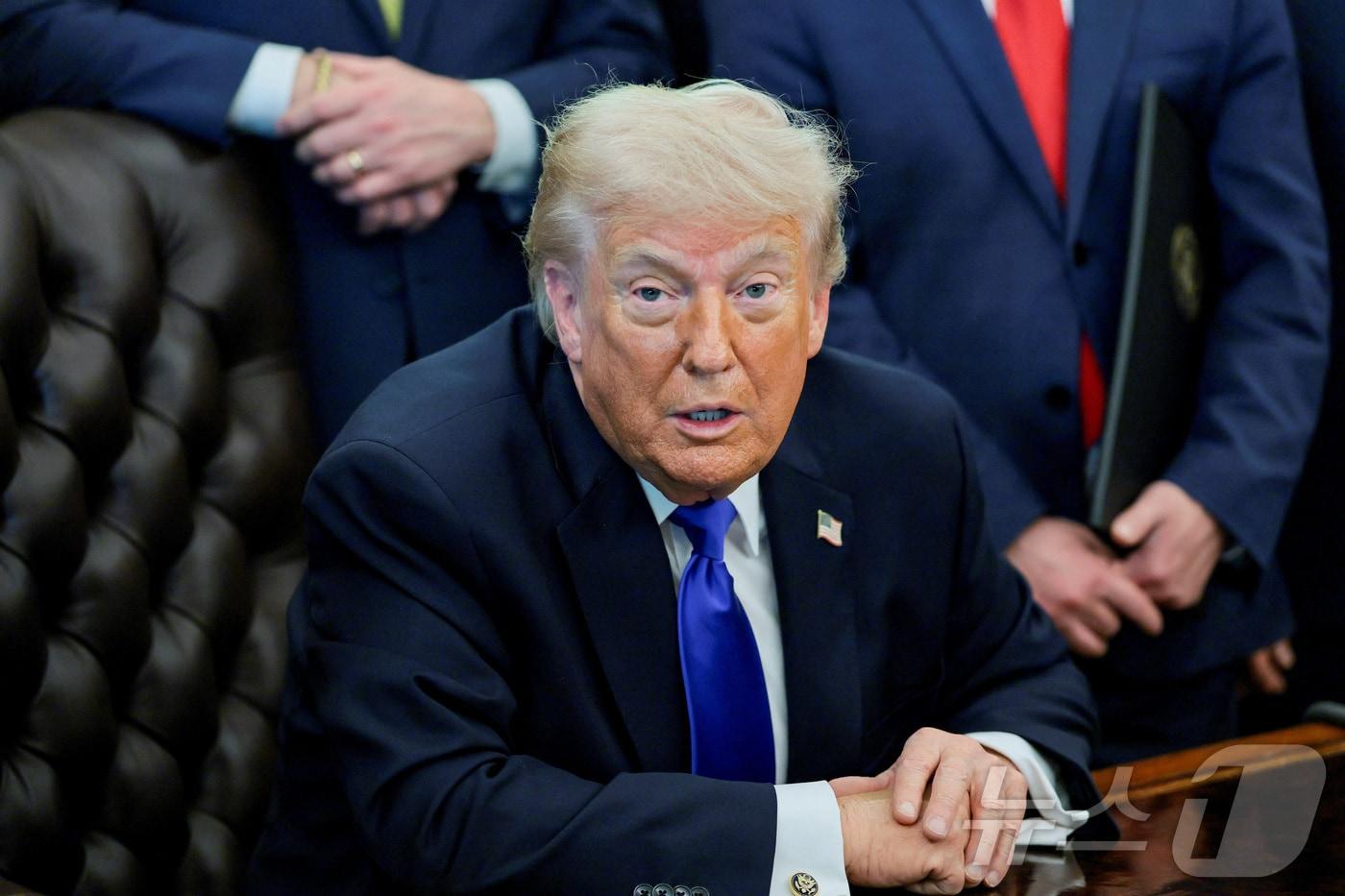 본문 이미지 - 도널드 트럼프 미국 대통령이 30일(현지시간) 워싱턴DC 백악관에서 행정명령 서명 행사 중 기자의 질문에 답하고 있다. 2026.04.30. ⓒ 로이터=뉴스1