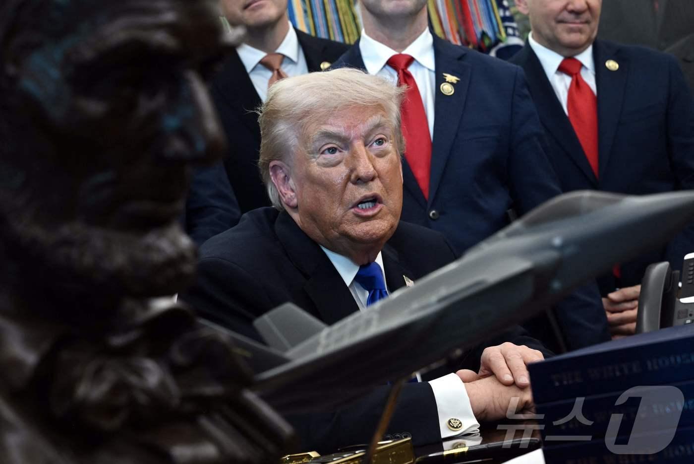 본문 이미지 - 도널드 트럼프 미국 대통령이 30일(현지시간) 워싱턴DC 백악관 집무실에서 열린 행정명령 행사에서 기자 질문에 답하고 있다. 2026.04.30. ⓒ AFP=뉴스1