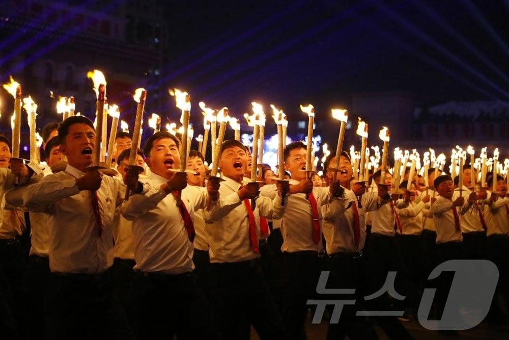 본문 이미지 - (평양 노동신문=뉴스1) = 북한 노동당 기관지 노동신문은 1일 "사회주의애국청년동맹 제11차 대회 기념 청소년학생들의 야회 및 횃불행진이 4월 30일 저녁 평양에서 진행됐다＂고 보도했다. [국내에서만 사용가능. 재배포 금지. DB 금지. For Use Only in the Republic of Korea. Redistribution Prohibited] rodongphoto@news1.kr