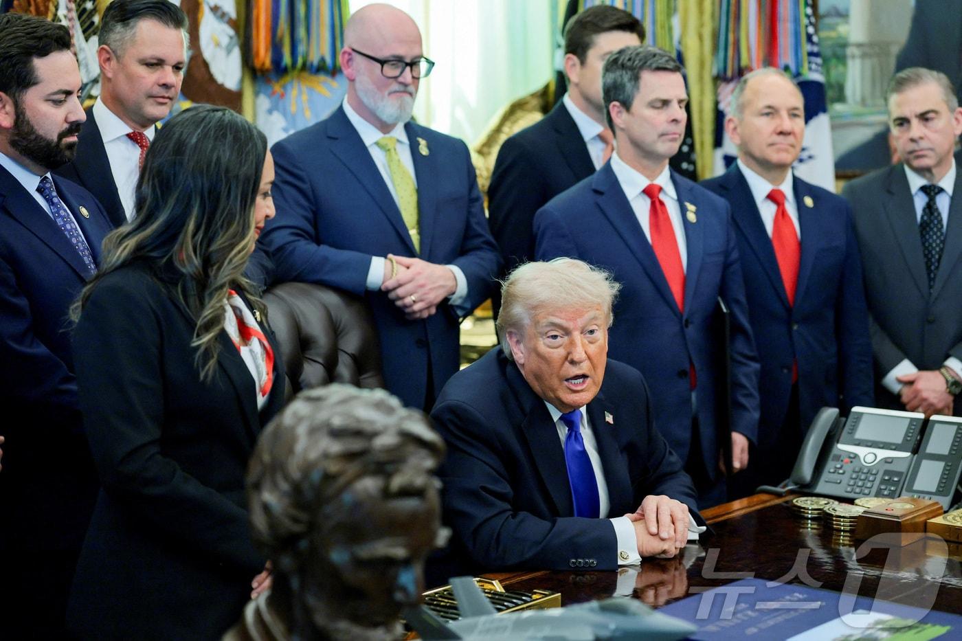 본문 이미지 - 도널드 트럼프 미국 대통령이 30일(현지시간) 워싱턴DC 백악관 집무실에서 열린 행정명령 서명행사에서 기자 질문에 답하고 있다. 2026.04.30. ⓒ 로이터=뉴스1