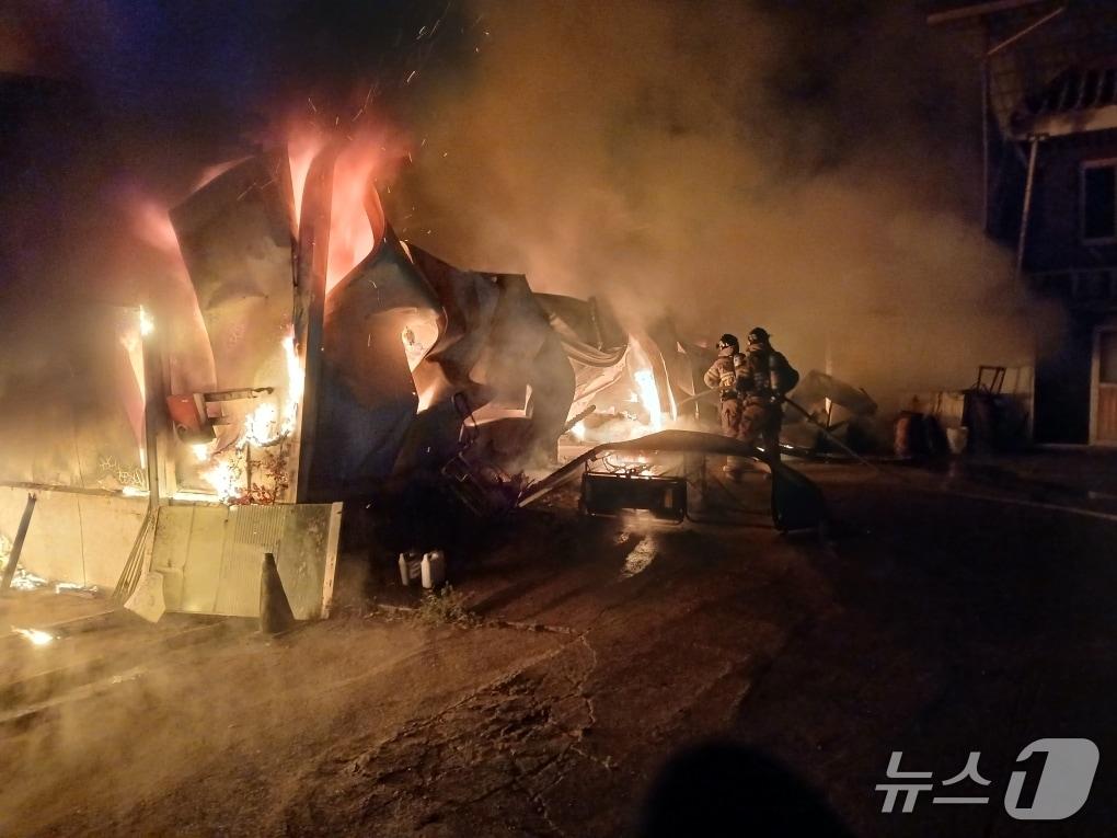 본문 이미지 - 1일 오전 2시19분쯤 경북 의성 봉양면의 한 농가 창고에서 불이 나 소방당국이 진화하고 있다.(경북소방본부 제공. 재판매 및 DB 금지)