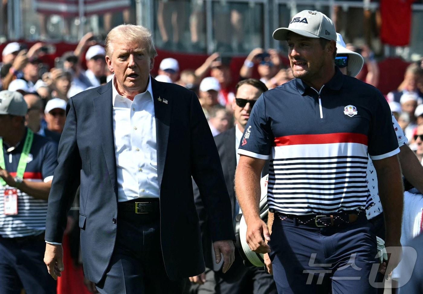 본문 이미지 - 지난해 9월 미국 뉴욕주 파밍데일의 베스페이지 블랙 골프 코스에서 열린 제45회 라이더컵 골프 대회를 찾은 도널드 트럼프 미국 대통령이 LIV 골프 소속 브라이슨 디섐보와 함께 걷고 있다. 2025.09.27. ⓒ 로이터=뉴스1