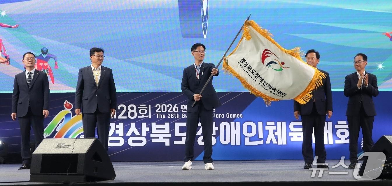 본문 이미지 - 안동시와 예천군 일원에서 열린 제28회 경북도 장애인체육대회가 폐막했다. 사진은 황명석 경북지사 권한대행이 대회기를 흔드는 모습.(경북도 제공, 재판매 및 DB 금지)