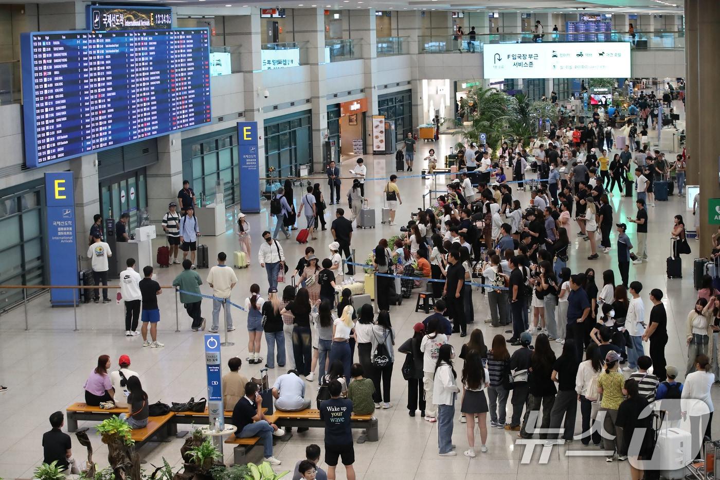 본문 이미지 - 인천국제공항 입국장이 여행객으로 붐비고 있다. 2024.8.18/뉴스1