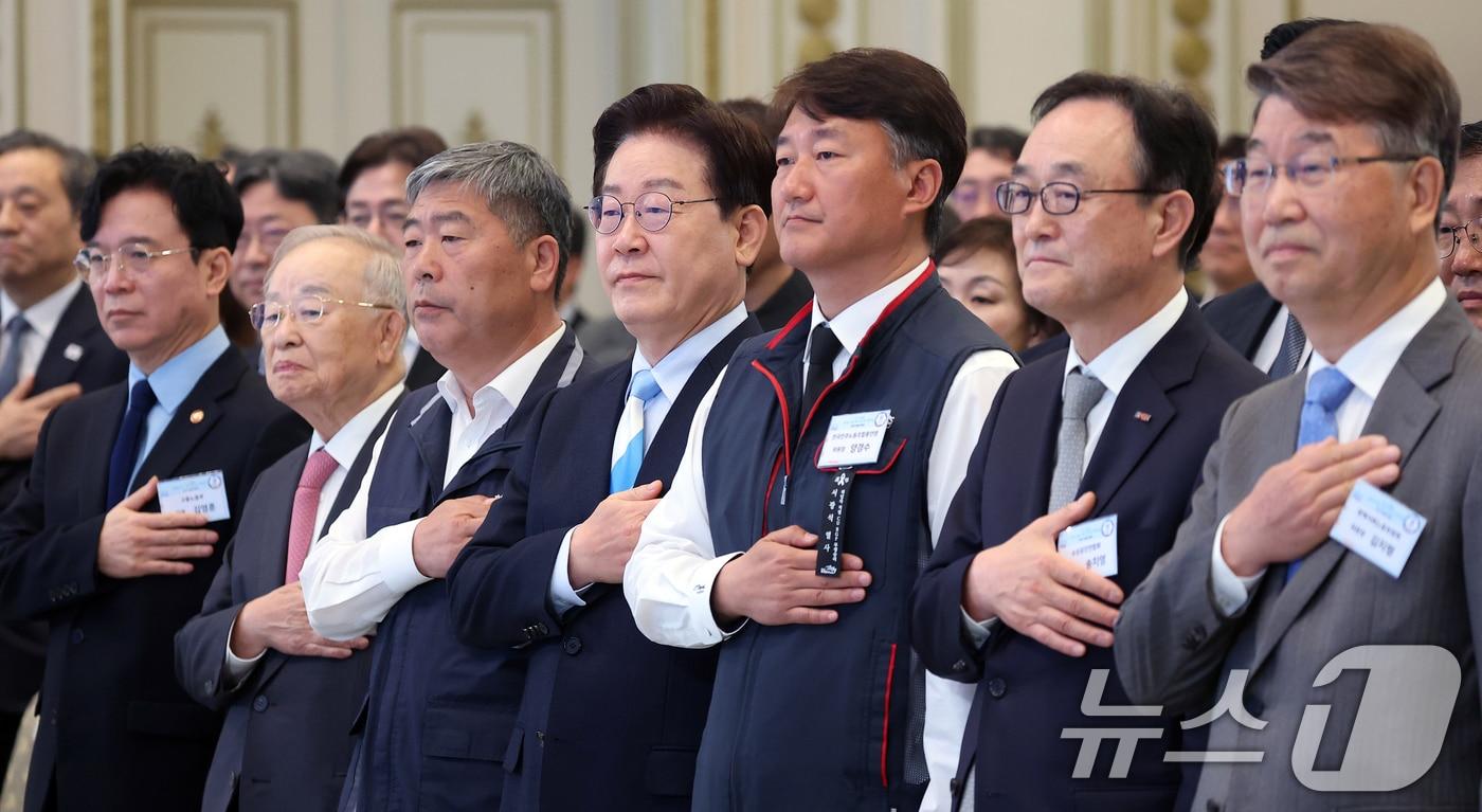 본문 이미지 - 이재명 대통령이 1일 청와대 영빈관에서 열린 2026 노동절 기념식에서 국민의례를 하고 있다. 왼쪽부터 김영훈 고용노동부 장관, 손경식 한국경영자총협회장, 김동명 한국노총 위원장, 이재명 대통령, 양경수 민주노총 위원장, 송치영 소상공인연합회장, 김지형 경제사회노동위원장. 2026.5.1 ⓒ 뉴스1 허경 기자