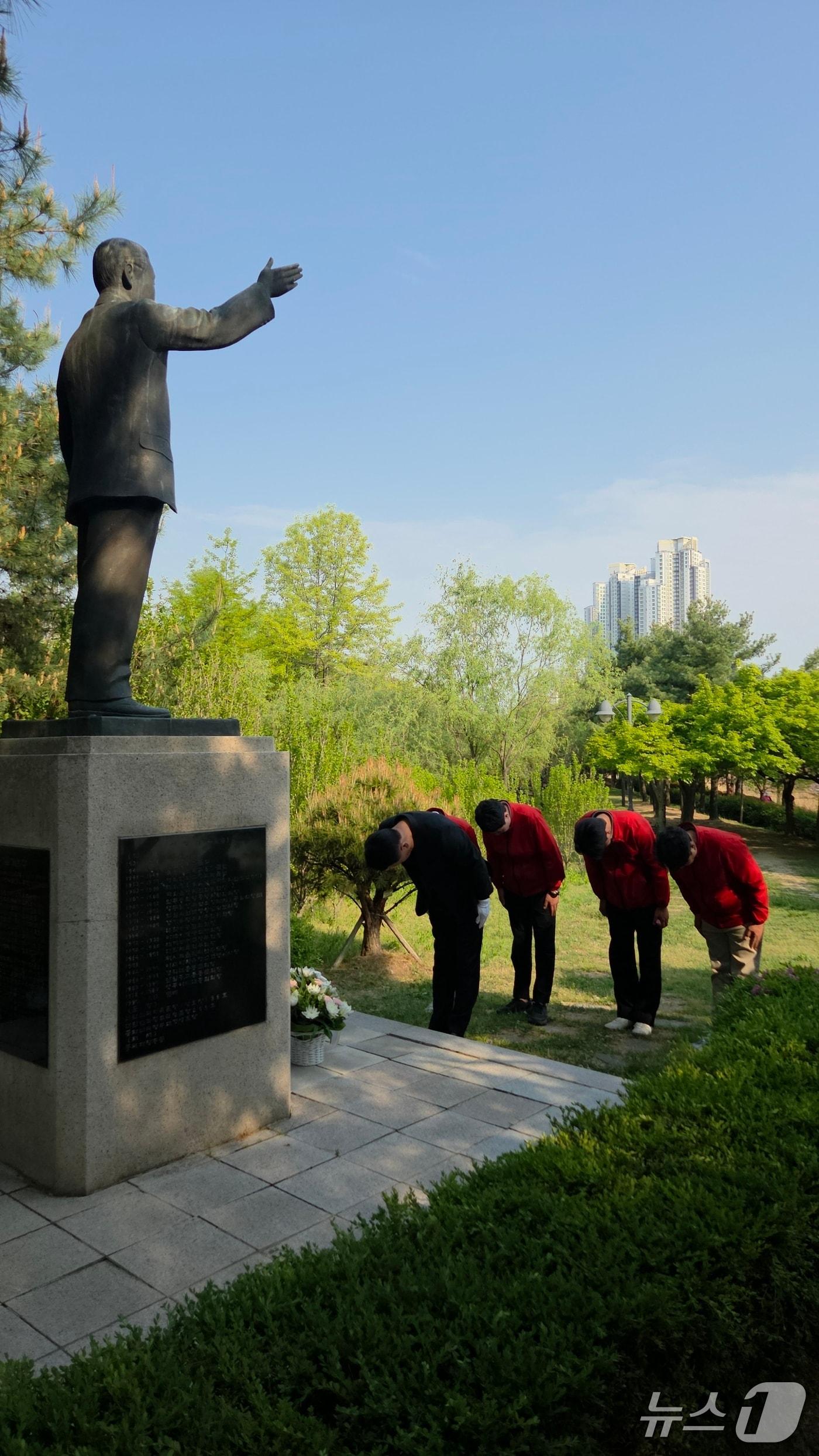 본문 이미지 -  안교재 후보가 공천 이후 첫 공식 일정으로 故이병희 선생 동상을 찾아 헌화하고 있다. (안교재 선거사무소 제공)