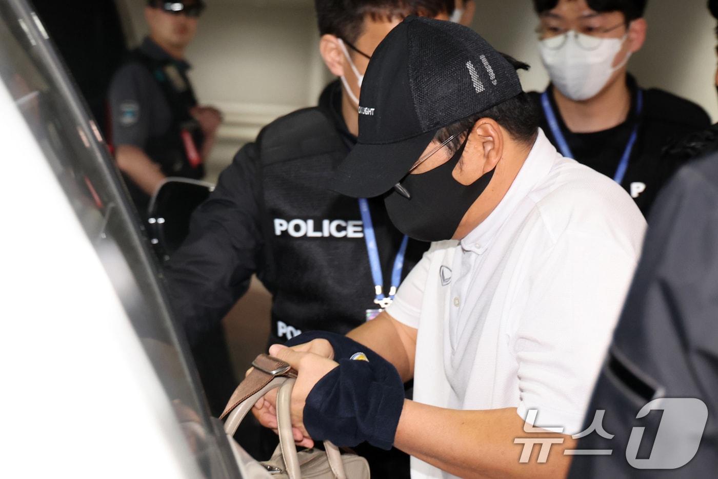 본문 이미지 - '마약왕' 박왕열에게 마약을 공급한 이른바 '청담 사장' 최 모 씨가 1일 오전 인천국제공항으로 이송되고 있다. 경찰청은 태국과의 공조 작전으로 마약 공급책 최 씨를 태국 현지로 검거해 이날 국내로 송환했다. 2026.5.1 ⓒ 뉴스1 황기선 기자