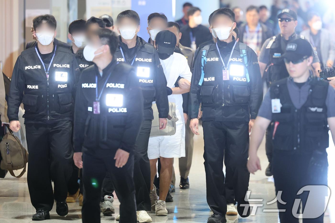 본문 이미지 - '마약왕' 박왕열에게 마약을 공급한 이른바 '청담 사장' 최 모 씨가 1일 오전 인천국제공항으로 이송되고 있다. 경찰청은 태국과의 공조 작전으로 마약 공급책 최 씨를 태국 현지로 검거해 이날 국내로 송환했다. (공동취재) 2026.5.1 ⓒ 뉴스1 황기선 기자