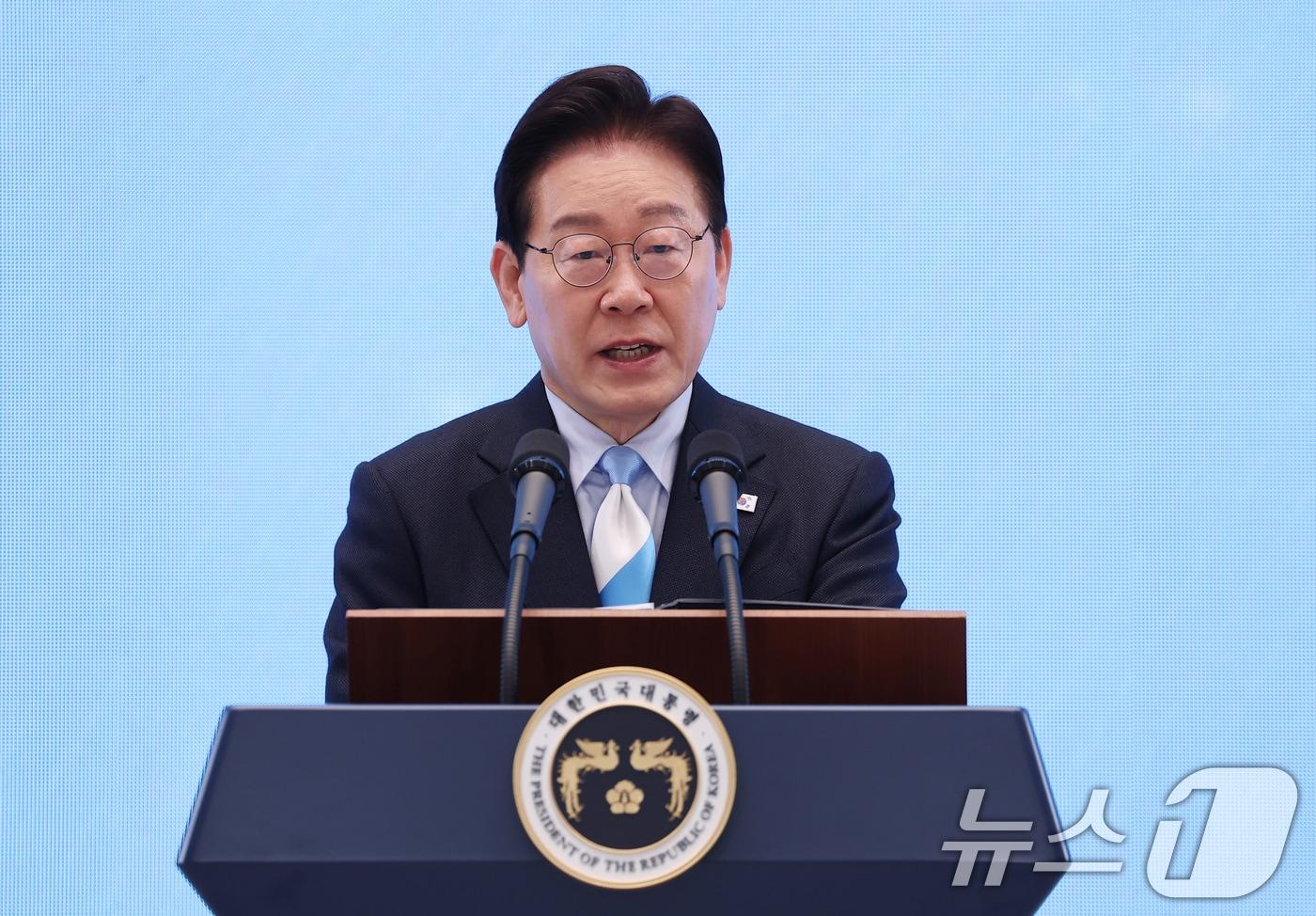 본문 이미지 - 이재명 대통령이 1일 청와대 영빈관에서 열린 2026 노동절 기념식에서 기념사를 하고 있다. 2026.5.1 ⓒ 뉴스1 허경 기자