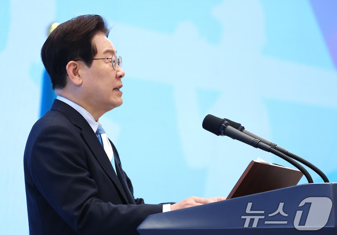 본문 이미지 - 이재명 대통령이 1일 청와대 영빈관에서 열린 2026 노동절 기념식에서 기념사를 하고 있다. 2026.5.1 ⓒ 뉴스1 허경 기자
