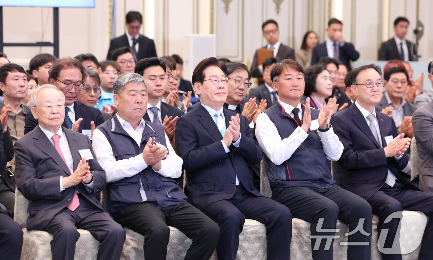본문 이미지 - 이재명 대통령이 1일 청와대 영빈관에서 열린 2026 노동절 기념식에서 박수를 치고 있다. 왼쪽부터 손경식 한국경영자총협회장, 김동명 한국노총 위원장, 이재명 대통령, 양경수 민주노총 위원장, 송치영 소상공인연합회장. 2026.5.1 ⓒ 뉴스1 허경 기자