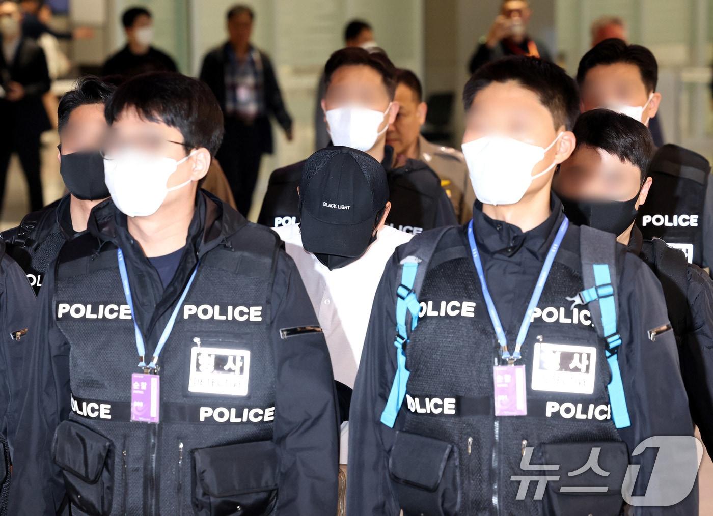 본문 이미지 - '마약왕' 박왕열에게 마약을 공급한 이른바 '청담 사장' 최 모 씨가 1일 오전 인천국제공항으로 이송되고 있다. 경찰청은 태국과의 공조 작전으로 마약 공급책 최 씨를 태국 현지로 검거해 이날 국내로 송환했다. (공동취재) 2026.5.1 ⓒ 뉴스1 황기선 기자